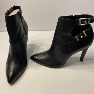 Guess Thora Ankle Boots, Like New Condition, never worn, 4-5 inch heels